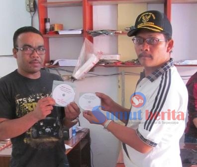 Ketua DPC LSM ALIANSI Indonesia Kabupaten Karo Sarjana Ginting MA bersama Dansatgas Jayahobu Kemit saat memperlihatkan bundel bukti-bukti yang akan diserahkan kepada penyidik Tipikor Poldasu. SUMBER/pardi simalango