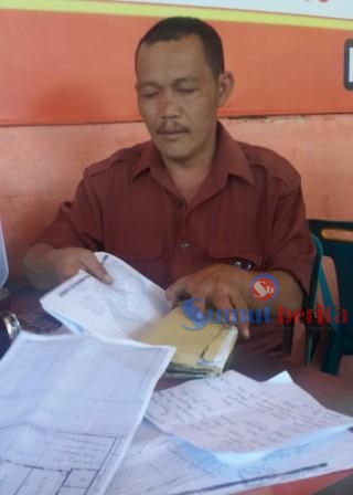 Eddy Barus menunjukkan bukti-bukti kepemilikan tanahnya yang ditawarkan untuk lahan relokasi mandiri pengungsi Sinabung tahap kedua. SUMBER/pardi simalango