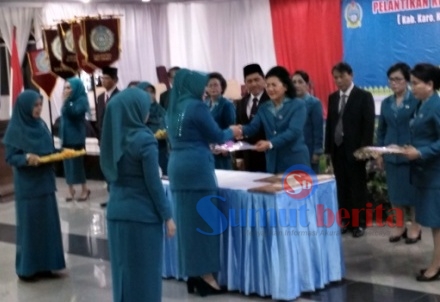 Ketua TP PKK dan Ketua Dekranasda Provsu Hj. Evi Diana Erry Nuradi saat melantik Sariaty Sitompul sebagai Ketua TP PKK dan Ketua Dekranasda Kabupaten Karo di Aula Martabe Kantor Gubernur Sumut Medan, Kamis (30/06/2016). SUMBER/dok