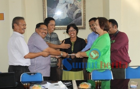 Sekretaris Umum Moderamen GBKP, Pdt. Rehpelita Ginting didampingi Pdt. Yunus Bangun dan Pdt. Sarianto Purba menyerahkan SK Panitia Pengembalian Status Kepemilikan RSU Kabanjahe kepada GBKP yang diterima Pdt. Rosmalia br Barus sebagai penanggung jawab di Aula Kantor Sinode GBKP di Kabanjahe, Rabu (13/07/2016). SUMBER/pardi simalango