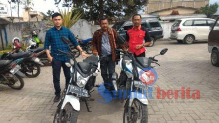 Pihak CV. Royal Teknik beserta kuasa dari Khairunisa, Joy Harlim Sinuhaji saat melakukan penyitaan di PLN Rayon Kabanjahe. SUMBER/pardi simalango