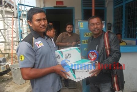Perwakilan PT. SBM saat menyerahkan peralatan dan perlengkapan kepada kuasa dari Khairunisa, Drs. Joy Harlim Sinuhaji di Kantor PLN Rayon Berastagi, Senin (11/07/2016). SUMBER/pardi simalango