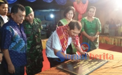 Bupati Karo Terkelin Brahmana SH saat menandatangani prasasti peresmian Jambur Desa Kuta Galoh, Kecamatan Tiga Binanga, Rabu (29/06/2016). SUMBER/pardi simalango