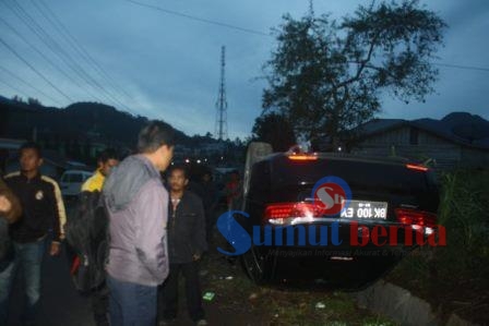 Mobil dinas Bupati Dairi, KRA Johnny Sitohang Adinegoro sesaat setelah terbalik usai mengalami kecelakaan di Desa Sempajaya, Berastagi. SUMBER/ pardi simalango