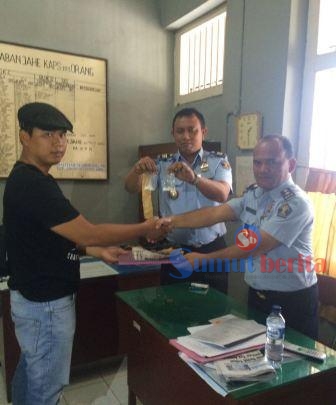Penyerahan barang bukti sabu kepada personel Sat Narkoba Polres Karo, disaksikan Karutan Kabanjahe Theo Adrianus Purba (tengah) di Rutan Klas II B Kabanjahe, Kamis (21/07/2016). SUMBER/pardi simalango