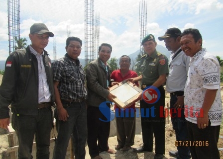 Staf Ahli Pangkostrad Kolonel Jusua Ginting S.IP menyerahkan bantuan berupa keramik kepada Pastor Paroki Santa Monika Liberius Sihombing. SUMBER/pardi simalango