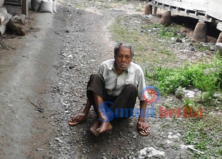 Seorang lansia, Adat Kaban, warga Desa Pernantin yang tidak mendapat bantuan raskin. SUMBER/pardi simalango