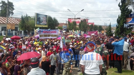 Ribuan jemaat GBKP saat menggelar aksi damai di depan Kantor Bupati Karo. SUMBER/pardi simalango