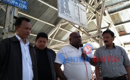 Ketua Komisioner Komnas HAM RI, Natalius Pigai (tengah) didampingi Kepala Desa Lingga, Serpis Ginting (kiri) saat memberi penjelasan kepada warga di Losd Desa Lingga, Rabu (3/8/2016). SUMBER/pardi simalango