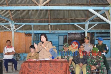 Wakil Bupati Karo Cory Sriwaty Sebayang (tengah) bersama Sekdakab Karo dr. Saberina Tarigan MARS (kiri) dan Dandim 0205/TK Letkol (Inf) Agustatius Sitepu (kanan) saat menggelar pertemuan dengan warga Desa Kacinambun. SUMBER/dok