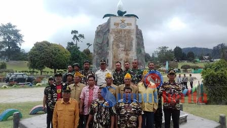 Jajaran LVRI, FKPPI, PPM Karo dan Muspika Berastagi berfoto di depan Monumen Kadet, Bukit Kubu Hotel Berastagi. SUMBER/pardi simalango