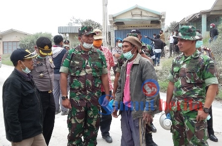 Dandim 0205/TK Letkol (Inf) Agustatius Sitepu bersama Camat Namanteran Kasman Sembiring, saat memberikan sosialisasi tentang antisipasi peningkatan aktivitas gunung Sinabung kepada warga Desa Sukanalu. SUMBER/pardi simalango