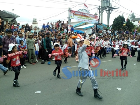 Salah satu peserta pawai SD saat menunjukkan display di depan tribun kehormatan. SUMBER/pardi simalango