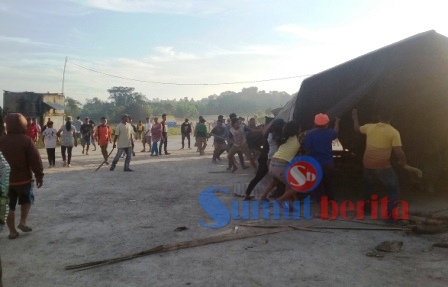 Ratusan warga Desa Lingga saat melakukan pengrusakan pos polisi dan alat berat di lahan yang rencananya dijadikan sebagai lokasi relokasi mandiri. SUMBER/pardi simalango