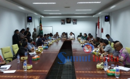 Wakapoldasu Brigjen Pol Drs. Adhi Prawoto, saat menggelar rapat koordinasi dengan Muspida Karo di ruang rapat Bupati Karo, Sabtu (30/7/2016). SUMBER/pardi simalango
