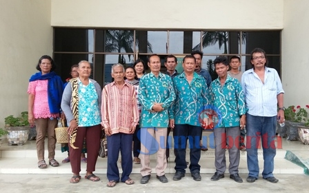 Warga Desa Kubu Colia berfoto bersama usai menyampaikan berkas permohonan penundaan eksekusi ke PN Kabanjahe. SUMBER/pardi simalango