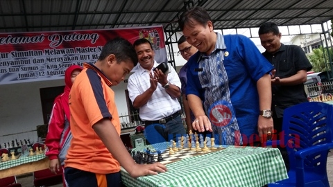 Camat Kabanjahe Gelora Fajar Purba SH MH, membuka pertandingan catur dengan memberikan langkah pertama pada buah catur. SUMBER/pardi simalango