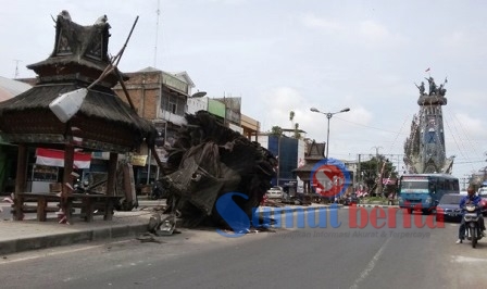 Dua unit geriten (sapo angin) di kawasan Tugu Perjuangan, Jalan Djamin Ginting Berastagi, rusak berat akibat ditabrak truk PT. Pertamina. SUMBER/pardi simalango