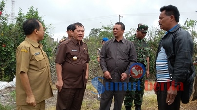 Bupati Karo Terkelin Brahmana SH (kedua kiri) bersama Dandim 0205/TK Letkol (Inf) Agustatius Sitepu (kedua kanan) dan Camat Namanteran Kasman Sembiring (kiri), saat meninjau rencana lokasi pembangunan huntara di Desa Sukandebi, Selasa (23/8/2016). SUMBER/pardi simalango