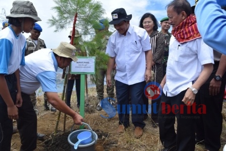Bupati Karo Terkelin Brahmana SH bersama Dirjen PSKL Kementerian LHK RI Hadi Daryanto, saat melaksanakan penanaman pohon secara simbolis di daerah tangkapan air Danau Toba di Bukit Silai, Desa Kodon-kodon, Sabtu (20/8/2016). SUMBER/pardi simalango