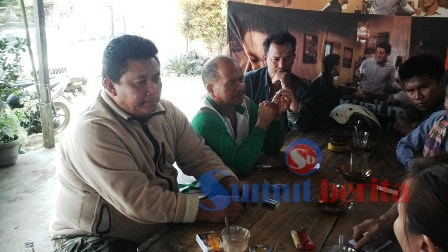 Kepala Desa Lingga, Serpis Ginting (kanan) bersama Ketua BPD Lingga, Pelita Sinulingga (kiri) bersama perangkat Desa Lingga, saat memberikan keterangan di Desa Lingga, Minggu (21/8/2016). SUMBER/pardi simalango