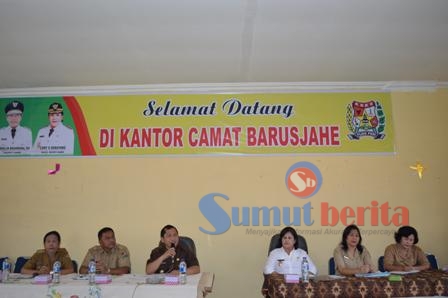 Bupati Karo Terkelin Brahmana SH memberikan sambutan saat berkunjung ke Desa Barus Jahe, dalam rangka penilaian kecamatan terbaik 2016. SUMBER/pardi simalango