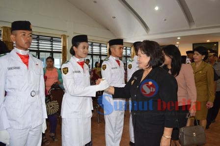 Wabup Karo Cory Sriwaty Sebayang saat memberikan ucapan selamat kepada anggota Paskibraka 2016. SUMBER/pardi simalango
