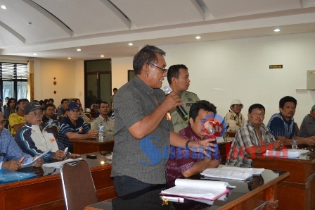 Warga Desa Guru Kinayan yang berdomisili diluar desa saat menyampaikan tuntutan mereka. SUMBER/pardi simalango