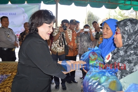 Wabup Karo Cory Sriwaty Sebayang memberikan paket sembako murah kepada warga di lapangan parkir Open Stage Taman Mejuah-juah Berastagi. SUMBER/pardi simalango