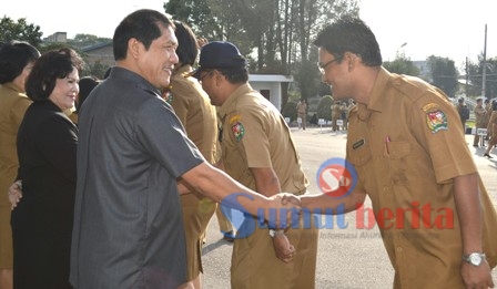 Bupati Karo Terkelin Brahmana SH bersalaman dengan PNS Pemkab Karo dalam apel bersama sekaligus silaturahmi Idul Fitri 1437 H di halaman Kantor Bupati Karo, Senin (11/7/2016). SUMBER/pardi simalango
