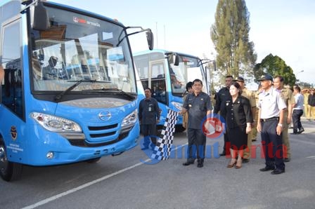 Bupati Karo Terkelin Brahmana SH saat melepas uji coba bus bantuan Kemenhub RI di Kantor Bupati Karo, Senin (11/7/2016). SUMBER/pardi simalango