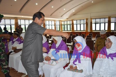 Bupati Karo Terkelin Brahmana SH saat menepungtawari 26 calon jemaah haji di Aula Kantor Bupati Karo. SUMBER/pardi simalango