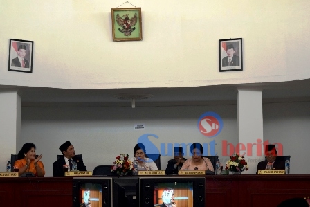 Ketua DPRD Karo Nora Else Surbakti (tengah baju putih) saat membuka Rapat Paripurna Istimewa mendengarkan Pidato Kenegaraan Presiden RI Ir. Joko Widodo dalam rangka peringatan HUT Proklamasi Kemerdekaan RI ke-71 di Gedung DPRD Karo, Selasa (16/8/2016). SUMBER/pardi simalango