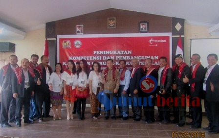 Bupati Karo Terkelin Brahmana SH didampingi Kadis Pendidikan Karo Saroha Ginting S.Pd berfoto bersama dengan pengurus FORMASI. SUMBER/pardi simalango