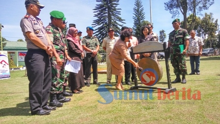 Wabup Karo Cory Sriwaty Sebayang melakukan pemukulan gong dalam acara Pencanangan Bulan Bhakti TNI - KB dan Kesehatan Kabupaten Karo Tahun 2016 di Makodim 0205/TK, Kamis (21/7/2016). SUMBER/pardi simalango