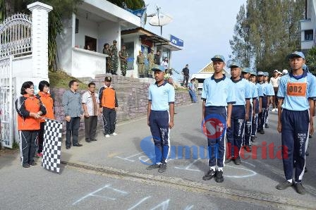 Wabup Karo Cory Sriwaty Sebayang saat melepas peserta gerak jalan di Kantor Bupati Karo, Jumat (5/8/2016). SUMBER/pardi simalango