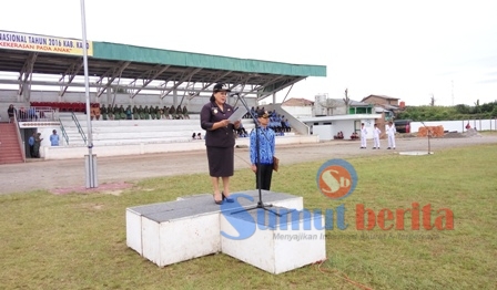 Wabup Karo, Cory Sriwaty Sebayang saat bertindak sebagai Inspektur Upacara pada peringatan Hari Anak Nasional (HAN) di Stadion Bola Samura Kabanjahe. SUMBER/pardi simalango