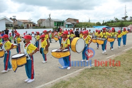 Salah satu peserta saat mengikuti festival drum band di Stadion Bola Samura Kabanjahe. SUMBER/pardi simalango