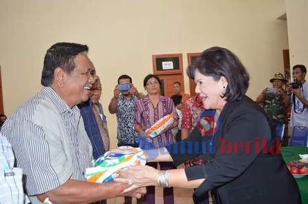 Wabup Karo Cory Sriwaty Sebayang menyerahkan bantuan bibit jagung hibrida secara simbolis kepada warga Kecamatan Tiga Binanga. SUMBER/pardi simalango