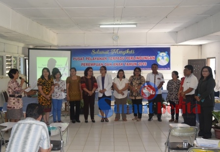 Pengurus harian P2TP2A Kabupaten Karo saat diperkenalkan kepada peserta pembekalan. SUMBER/pardi simalango