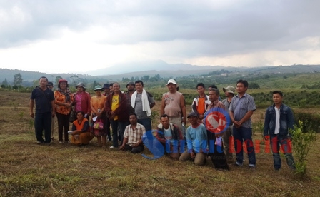 Perwakilan para pengungsi di atas lahan seluas 250 hektar, usai melihat lahan yang cocok dijadikan relokasi mandiri. SUMBER/pardi simalango
