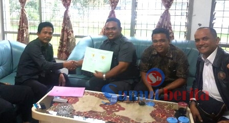 Kepala BPN Netral Sitepu SH (paling kiri) menyerahkan sertifikat hak milik tanah RSU Kabanjahe kepada panitia pengembalian tanah RSU Kabanjahe di Kantor BPN Karo, Kamis (18/8). SUMBER/pardi simalango