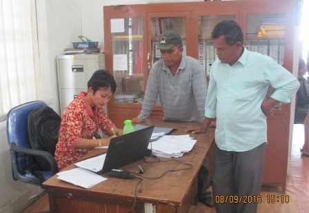 Warga Desa Samura saat menyerahkan laporan pengaduan kasus dugaan penyalahgunaan dana desa ke Kantor Kejari Karo. SUMBER/pardi simalango