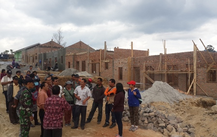 Tim Pokja Relokasi Mandiri Pengungsi Sinabung meninjau lahan relokasi di Desa Manuk Mulia. SUMBER/pardi simalango