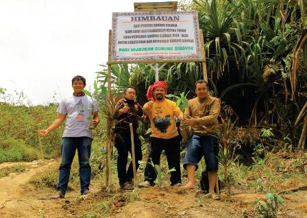 Ketua Presidium Gerakan Karo Erdilo (GKE) Roy Fachraby Ginting SH M.Kn didampingi relawan muda GKE, usai mendirikan plank himbauan kepada pendaki di kaki Gunung Sibayak, Sabtu (27/8/2016) lalu. SUMBER/pardi simalango