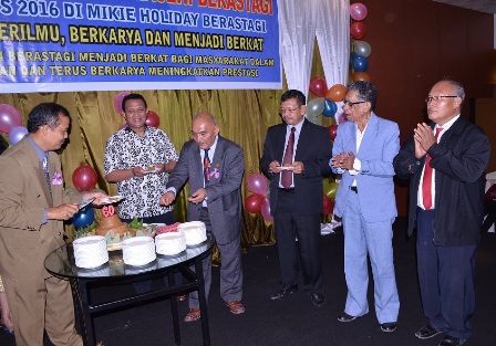Ketua YPK GBKP Masehi Berastagi Pt. Em. Sem Athonius Meliala (ketiga kiri), memberikan kue HUT ke-60 Tahun YPK Masehi GBKP Berastagi kepada Ketua Umum Moderamen Pdt. Agustinus Purba (ketiga kanan) di Hall Mikie Holiday Hotel Berastagi, Senin (29/8/2016). SUMBER/pardi simalango