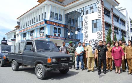 Bupati Karo Terkelin Brahmana SH saat melepas pendistribusian kotak suara. SUMBER/pardi simalango