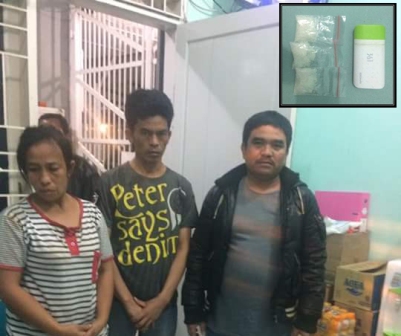 NG bersama suaminya, Aswanta Singarimbun dan Jhonson Eden Mars Sinuraya, saat berada di Rutan Kabanjahe. SUMBER/pardi simalango