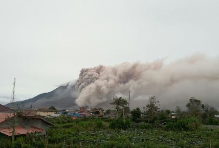 Erupsi Gunung Sinabung disertai awan panas guguran, Selasa (1/11/2016). SUMBER/pardi simalango