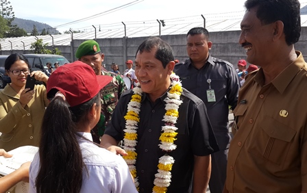 Camat Dolat Rayat, Asmona Perangin-angin didampingi Danramil 02, Kapten (Kav) J. Surbakti, saat menyambut Bupati Karo Terkelin Brahmana SH. SUMBER/pardi simalango
